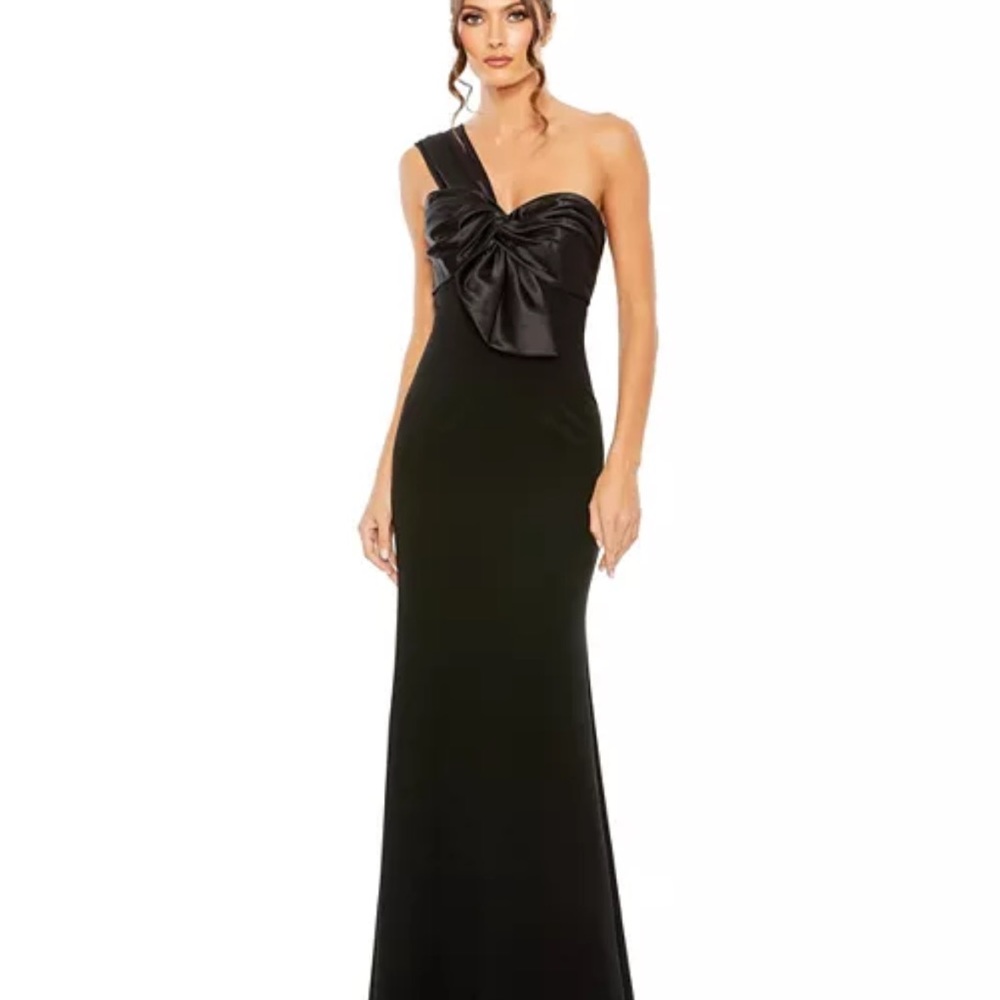 Mac Duggal Elegant Black One-Shoulder Dress